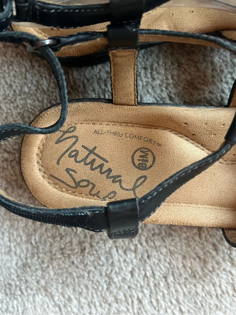 Natural Soul Black Leather T-Strap Women's Sandals 8.5 Silver Medallion - Picture 14 of 14